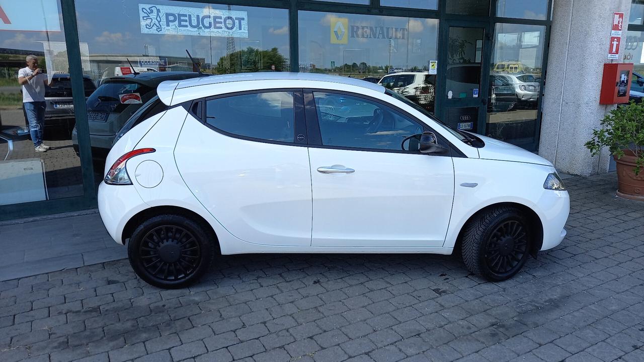 Lancia Ypsilon 1.0 FireFly 5 porte S&S Hybrid Ecochic Silver