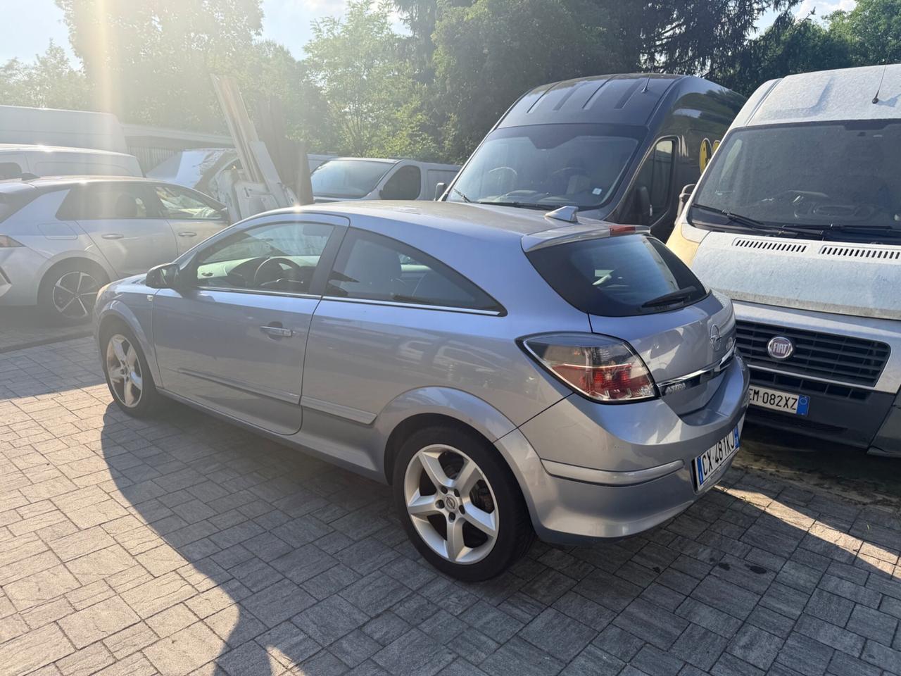Opel Astra GTC 1.9 CDTI 120CV 3 porte Sport