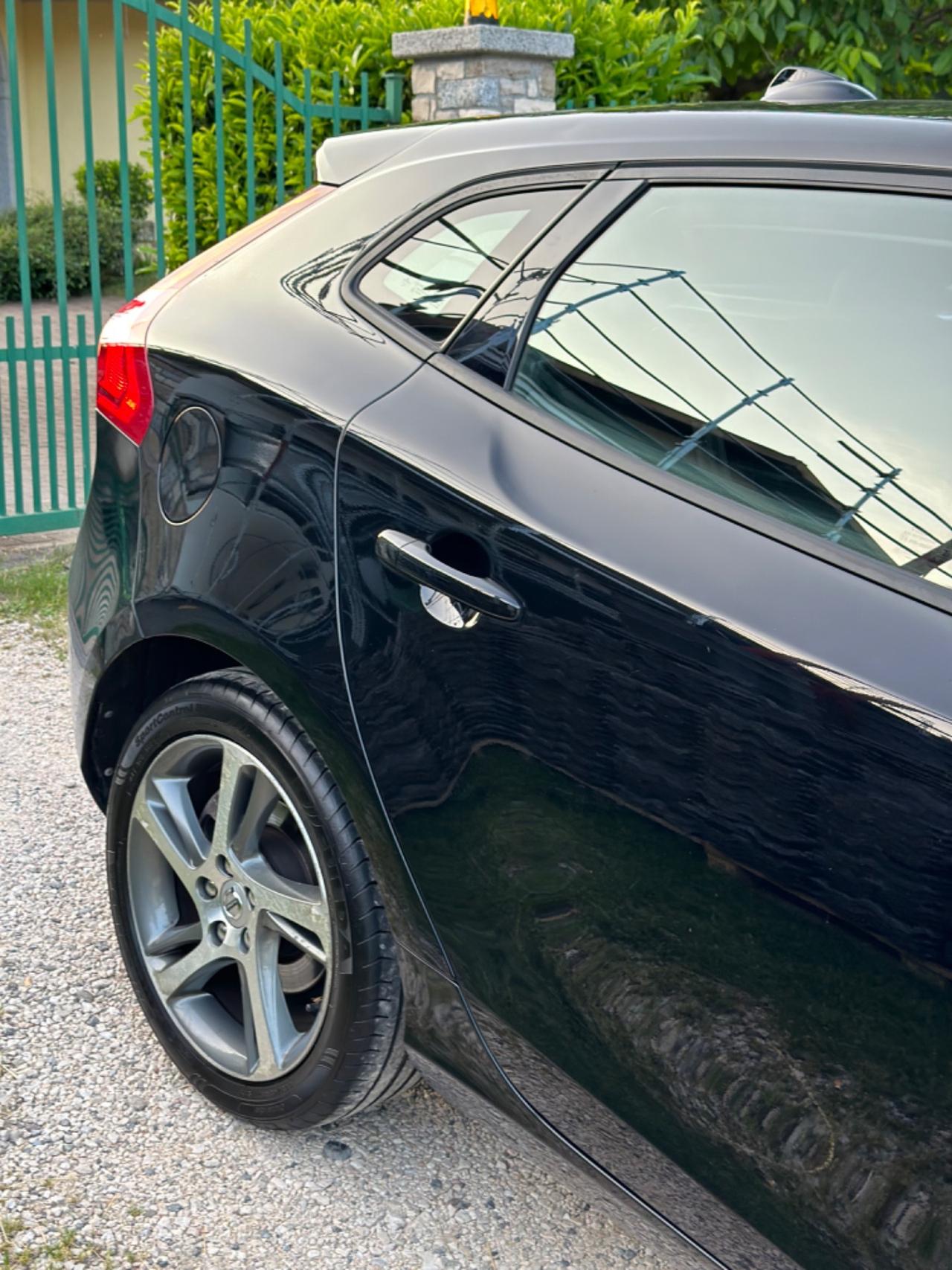 Volvo V40 D2 MOMENTUM KMCERT UNICOPR EU6B