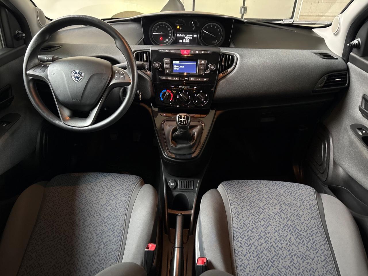 Lancia Ypsilon 1.0 FireFly 5 porte S&S Hybrid Ecochic Silver posti
