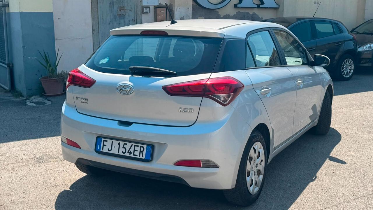 Hyundai i20 1.1 CRDi 12V 5 porte Blackline