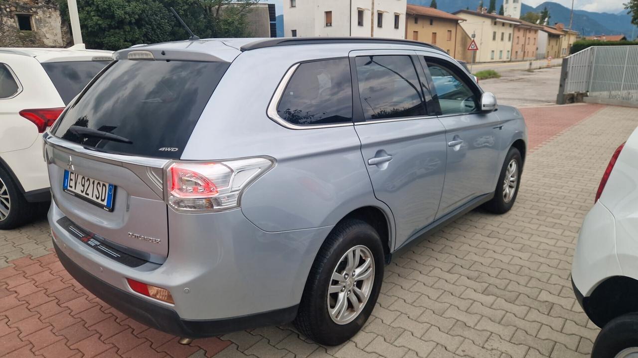 Mitsubishi Outlander 2.2 DI-D 4x4 full automatico