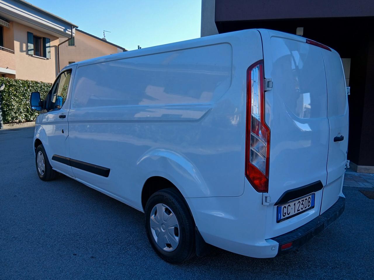 Ford Transit Custom 2.0d Hybrid Diesel tuo a € 199 mese