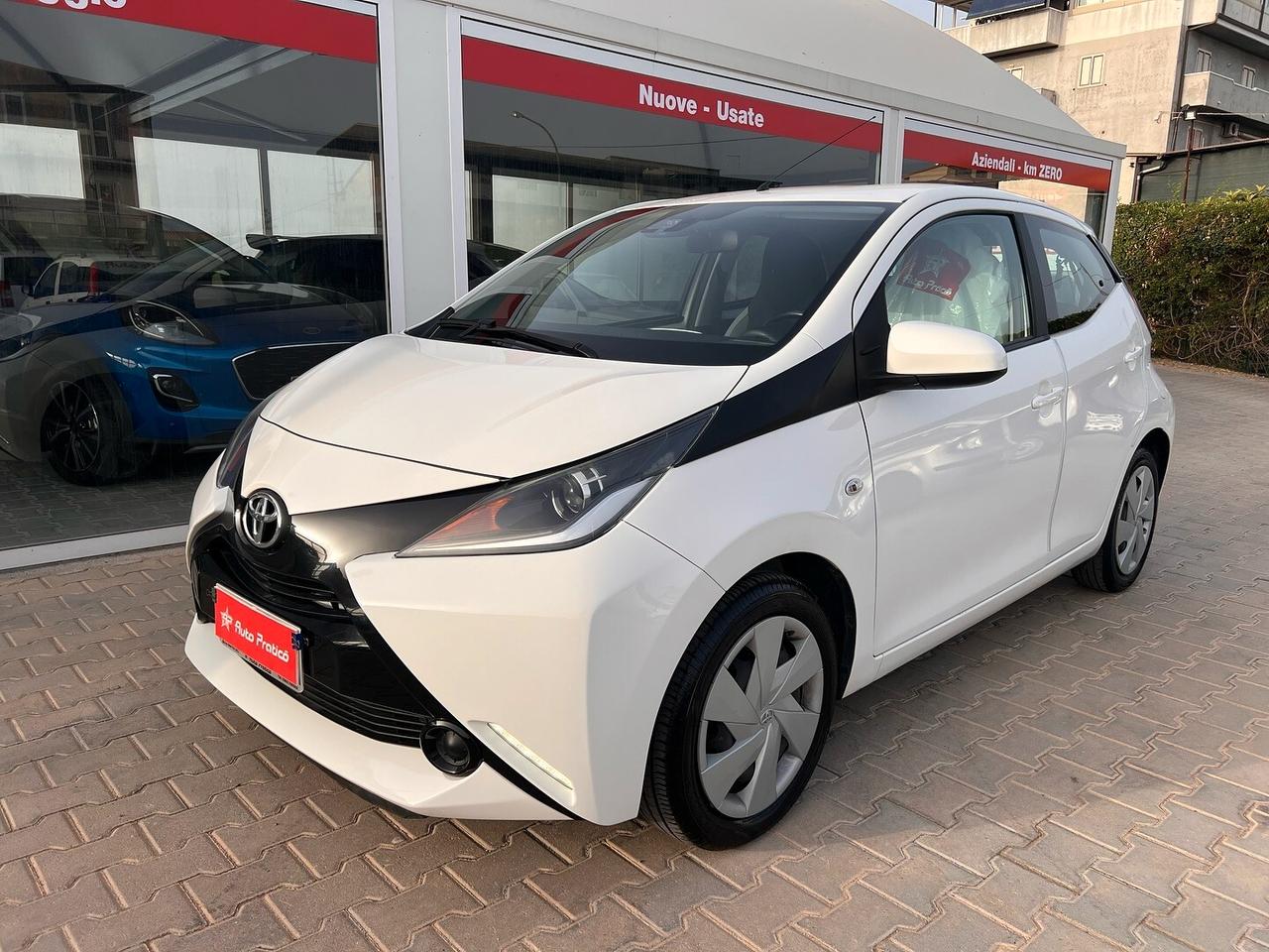 Toyota Aygo 1.0 69CV con sistema anti collisione e lane assist.