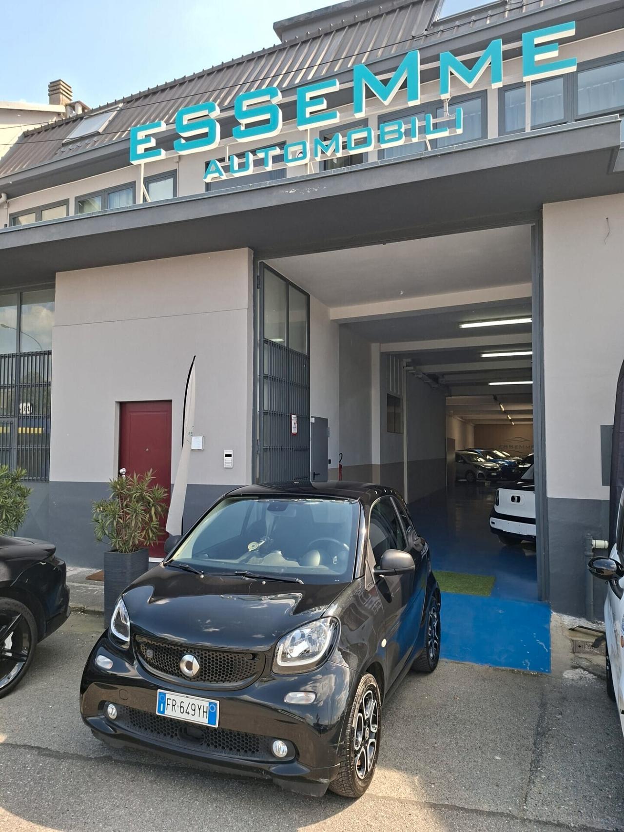 Smart ForTwo electric drive, allestimento Passion. Tetto panoramico con tendina, cerchi diamantati, schermo touch screen e molto altro