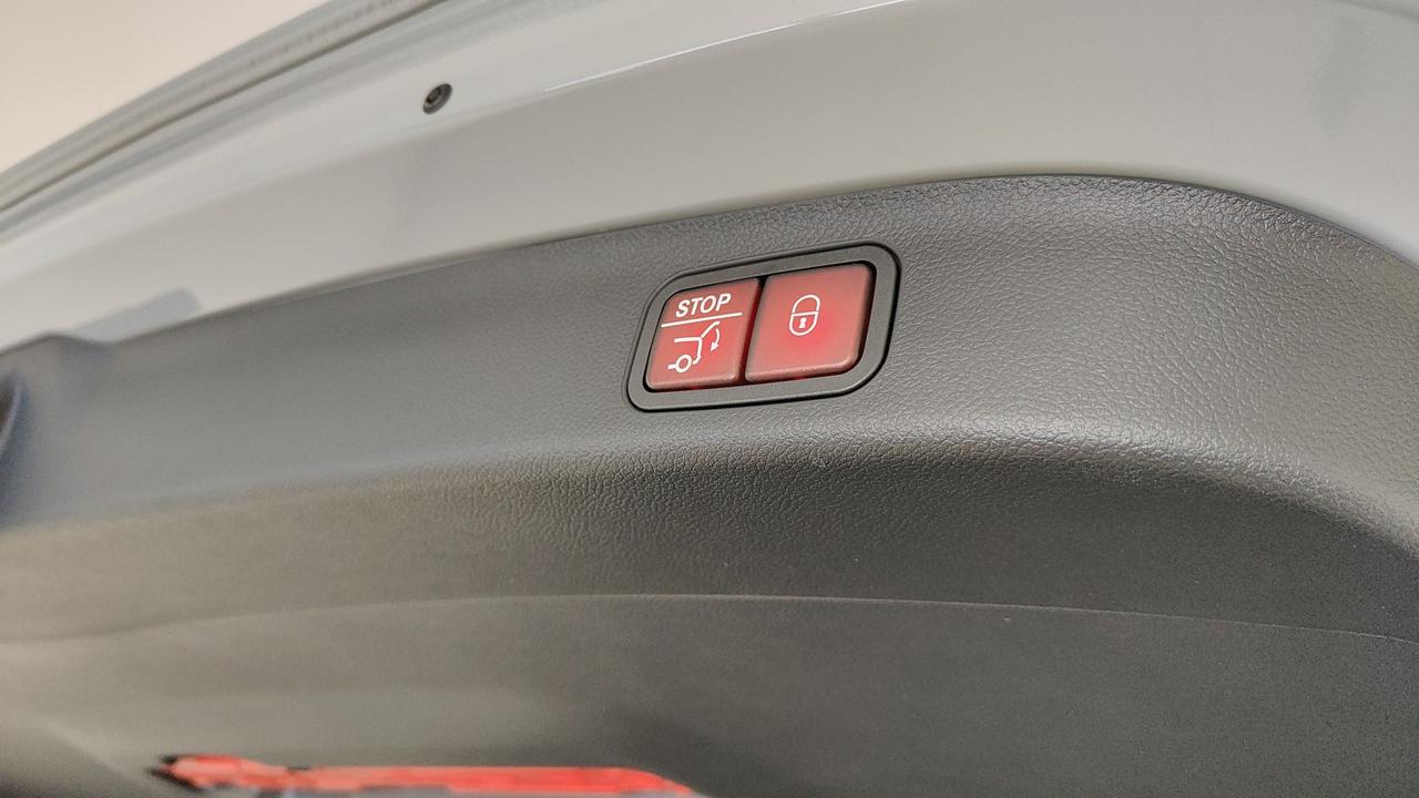 Mercedes-Benz GLB 250+ con tecnologia EQ