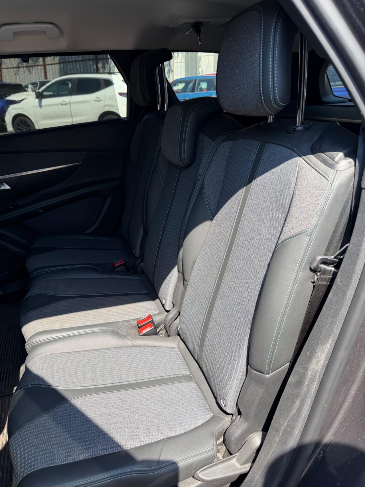 Peugeot 5008 Allure 1.5 Diesel SINISTRATA