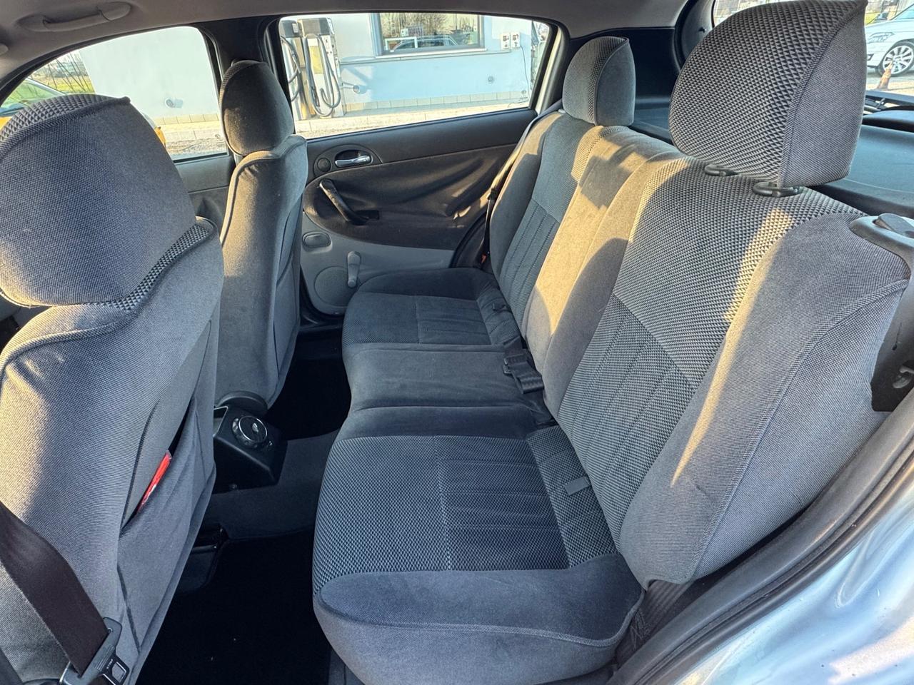 Alfa Romeo 147 1.6i 16V Twin Spark cat 5p. Distinctive