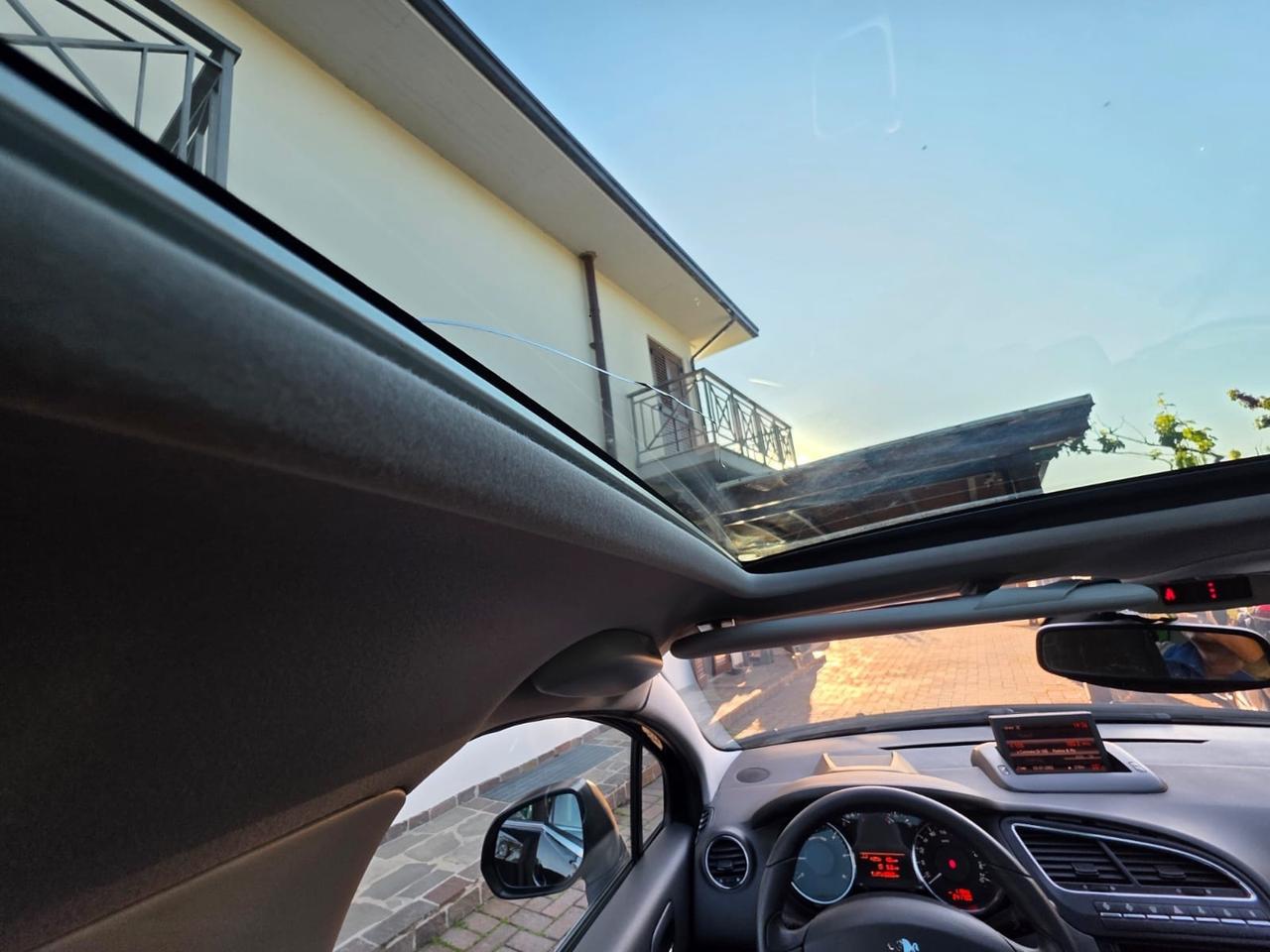 Peugeot 5008 1.6 HDi 110CV Féline