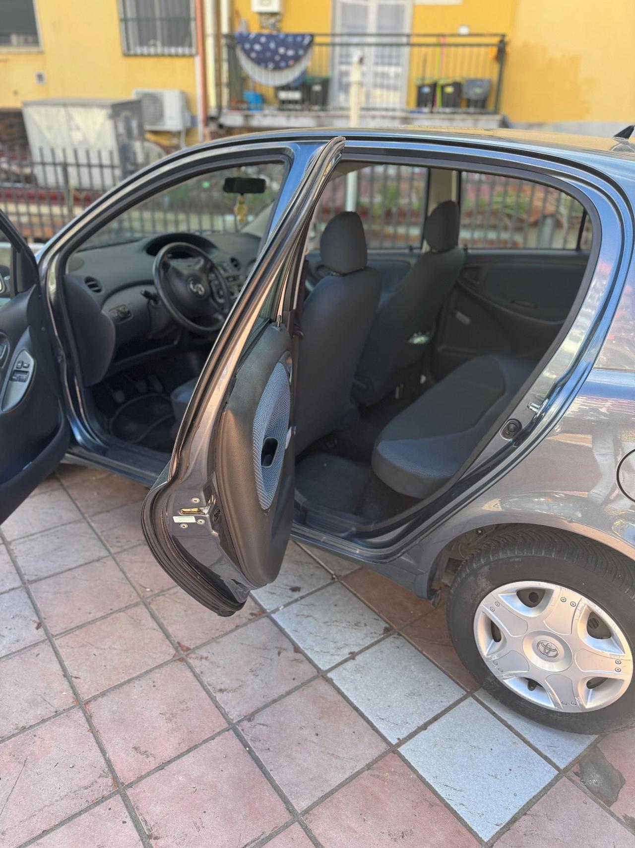 Toyota Yaris 1.0i 16V cat 5 porte Sol