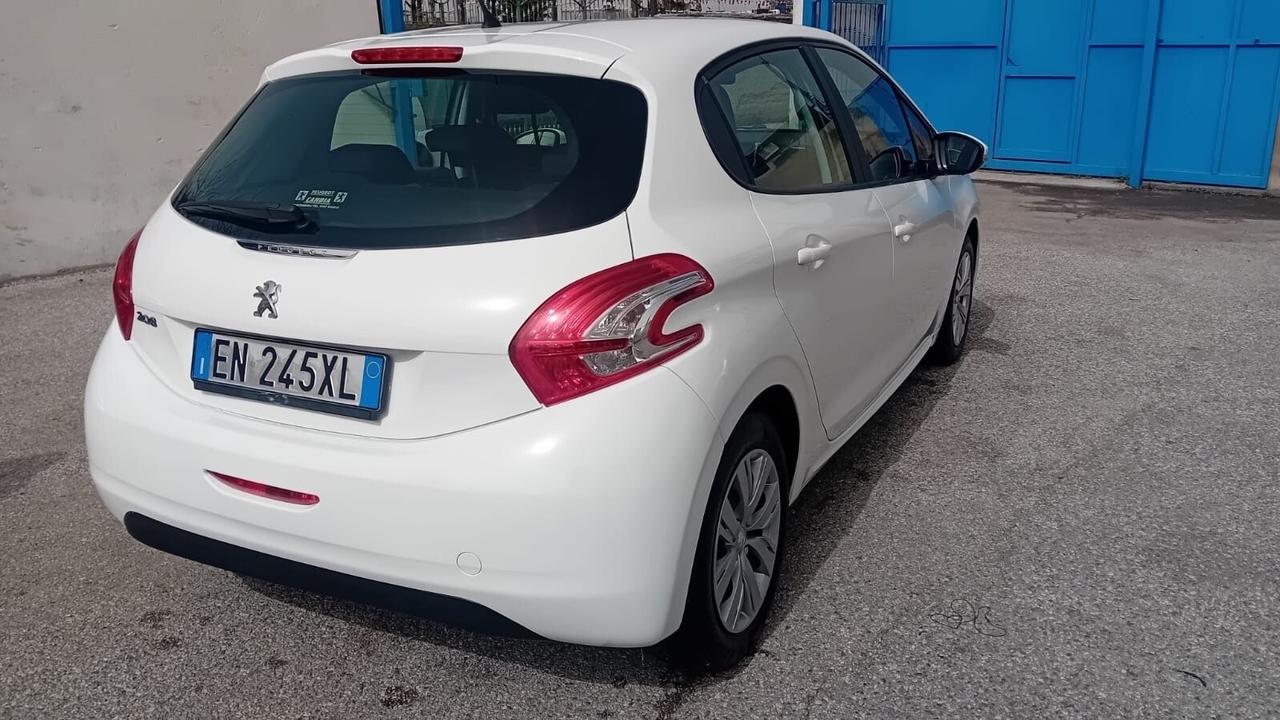 Peugeot 208 -1.4 hdi -5P-full-2013