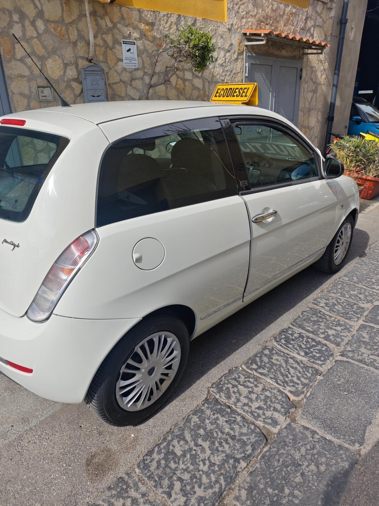 Lancia Ypsilon 1.3 MJT 75 CV Versus
