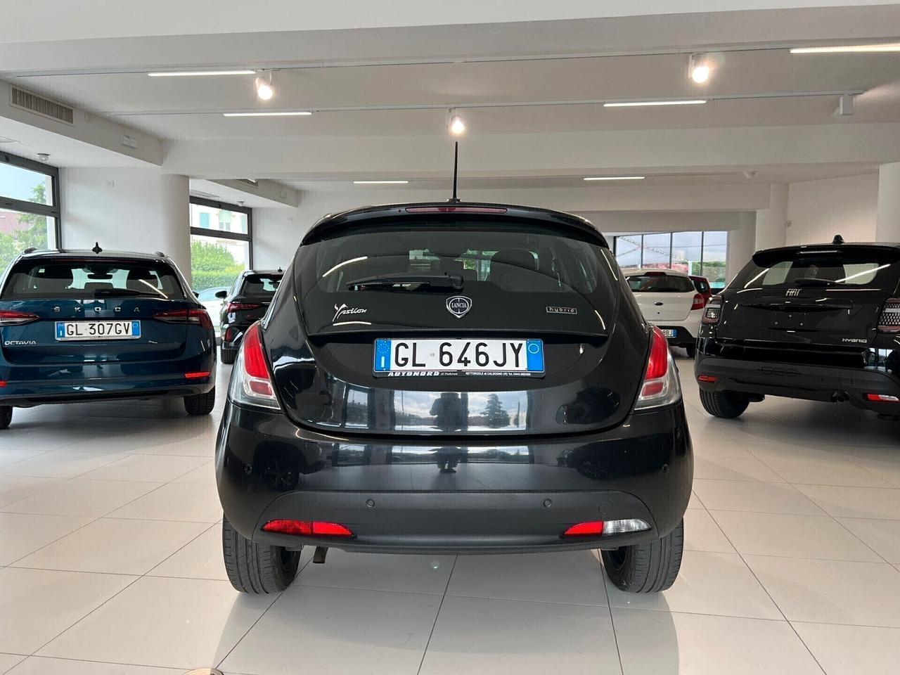 Lancia Ypsilon 1.0 FireFly 5 porte S&S Hybrid Silver