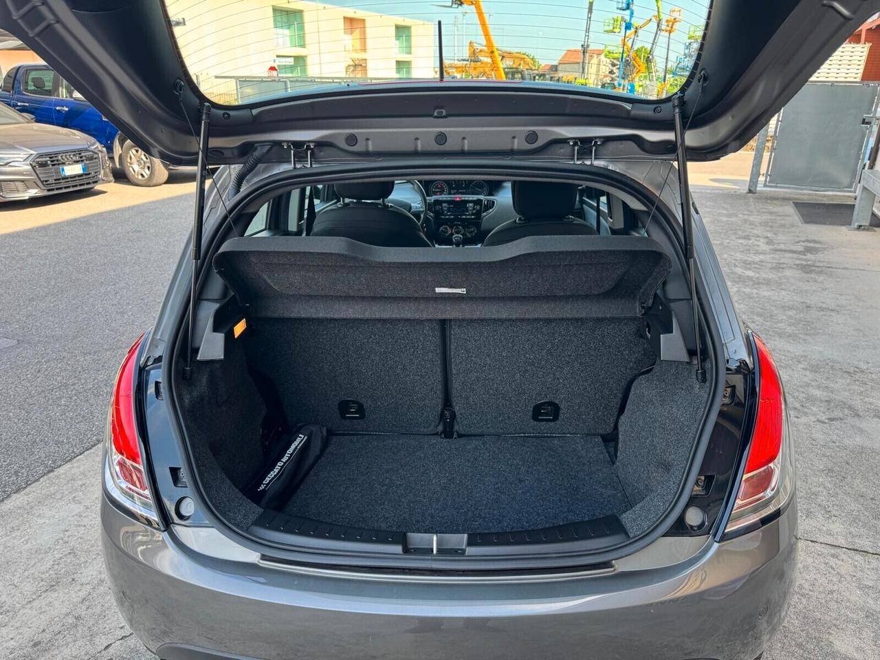 Lancia Ypsilon 1.0 FireFly 5 porte S&S Hybrid Ecochic Silver