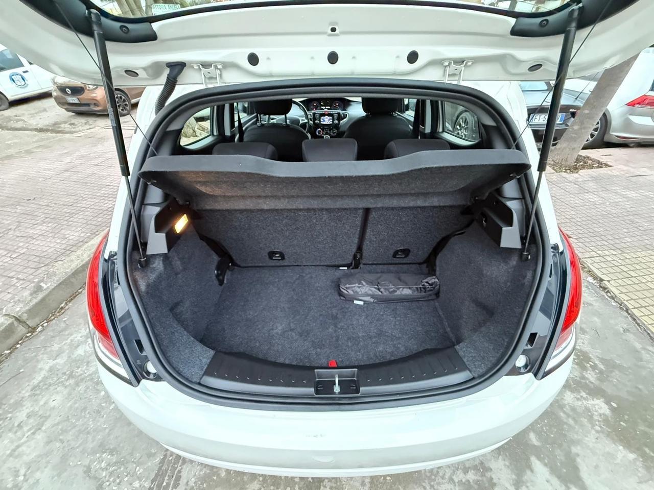 Lancia Ypsilon KM. 12.000! 1.2 BENZ. GOLD