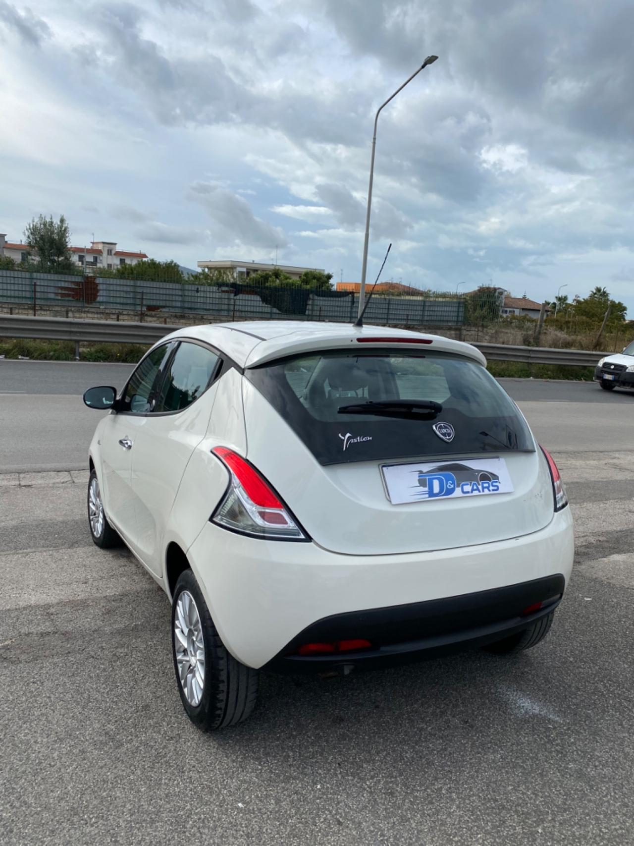 Lancia Ypsilon 0.9 TwinAir 85 CV 5 porte Metano Ecochic Silver