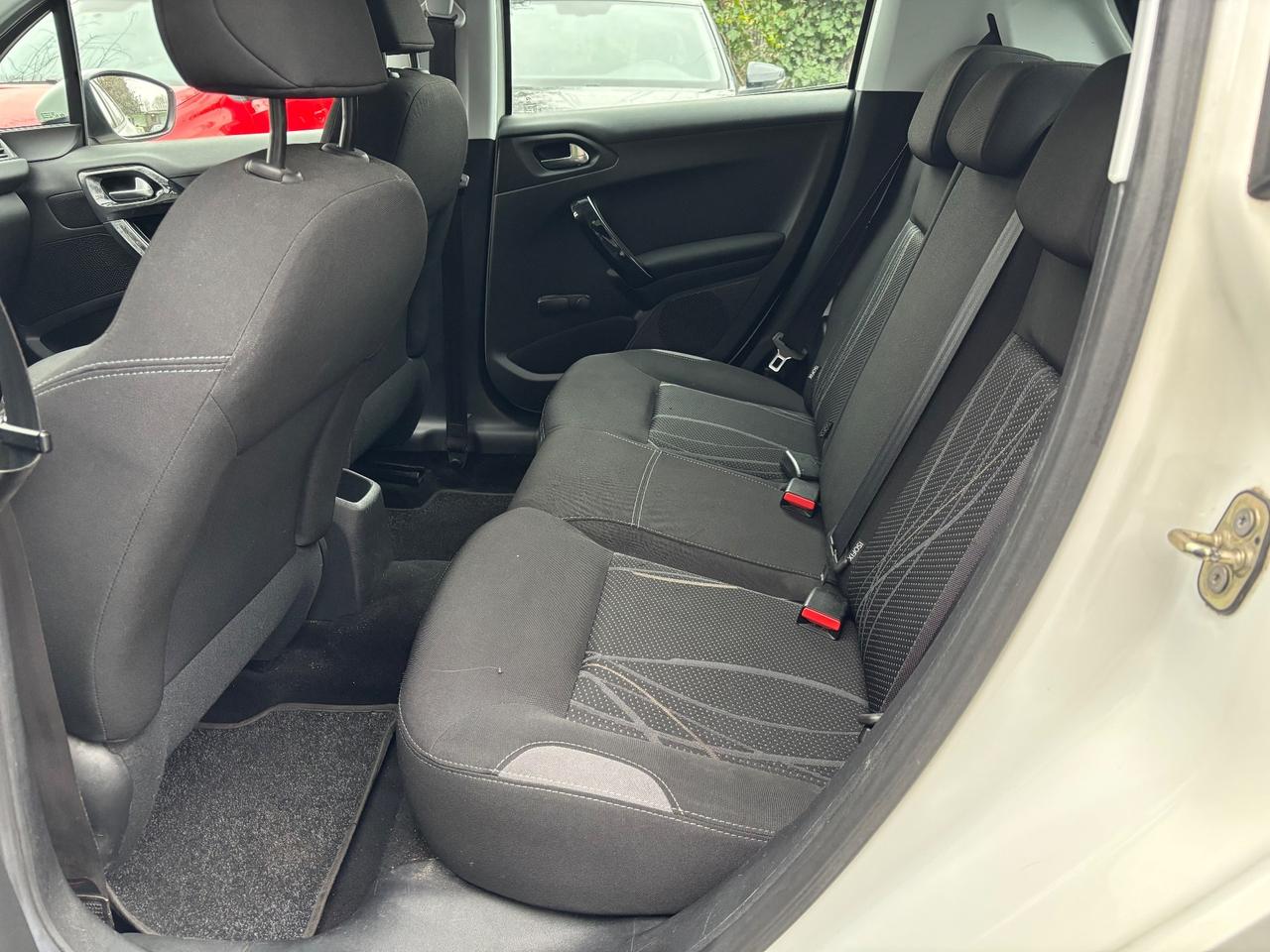 Peugeot 208 1.4 HDi 5 porte OK NEOPATENTATI