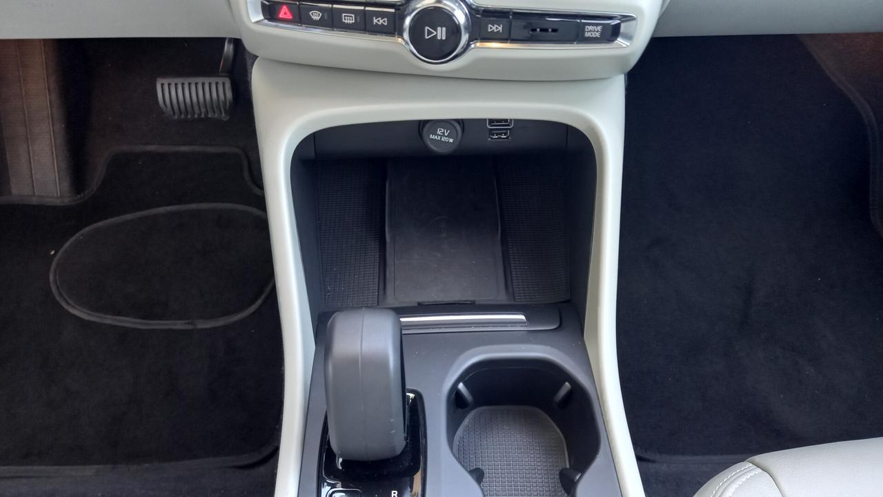 Volvo XC40 T5 Recharge Plug-in Hybrid Inscription Expression auto