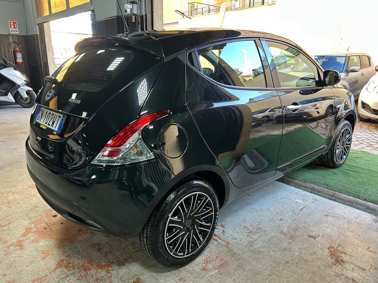 Lancia Ypsilon 1.0 FireFly 5 porte S&S Hybrid Alberta Ferretti