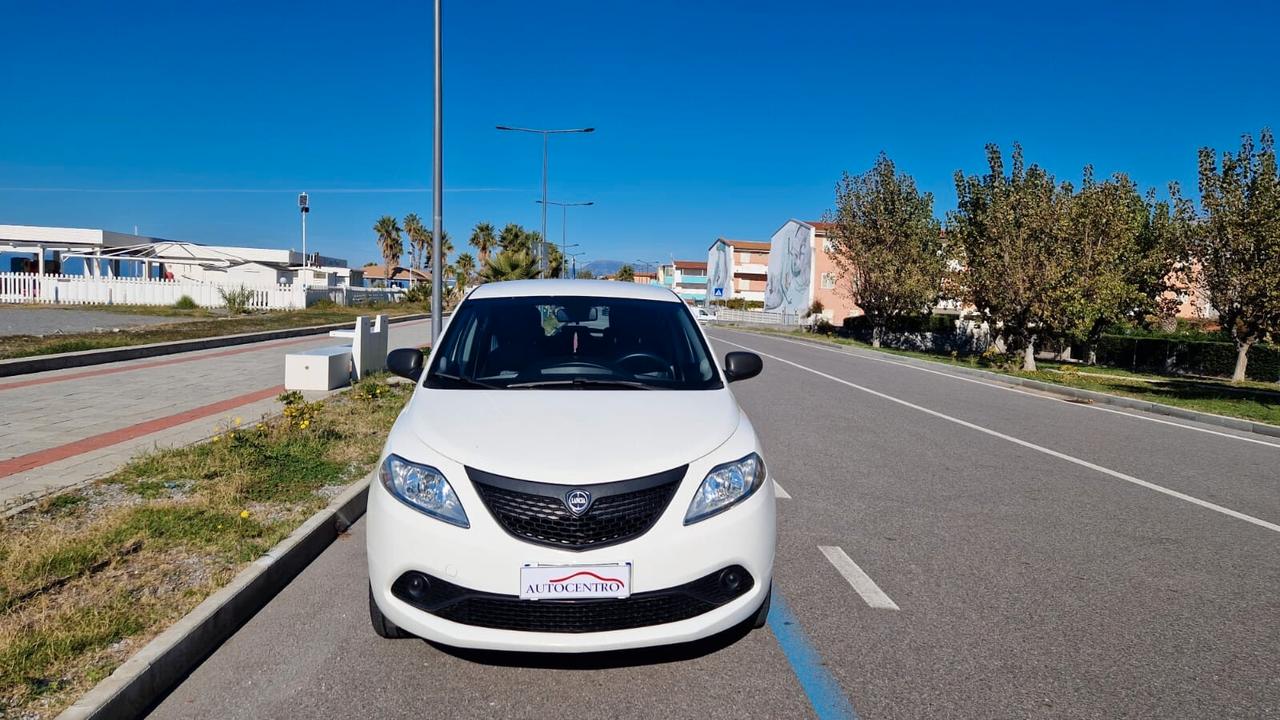 Lancia Ypsilon 1.0 FireFly 5 porte S&S Hybrid Ecochic Silver