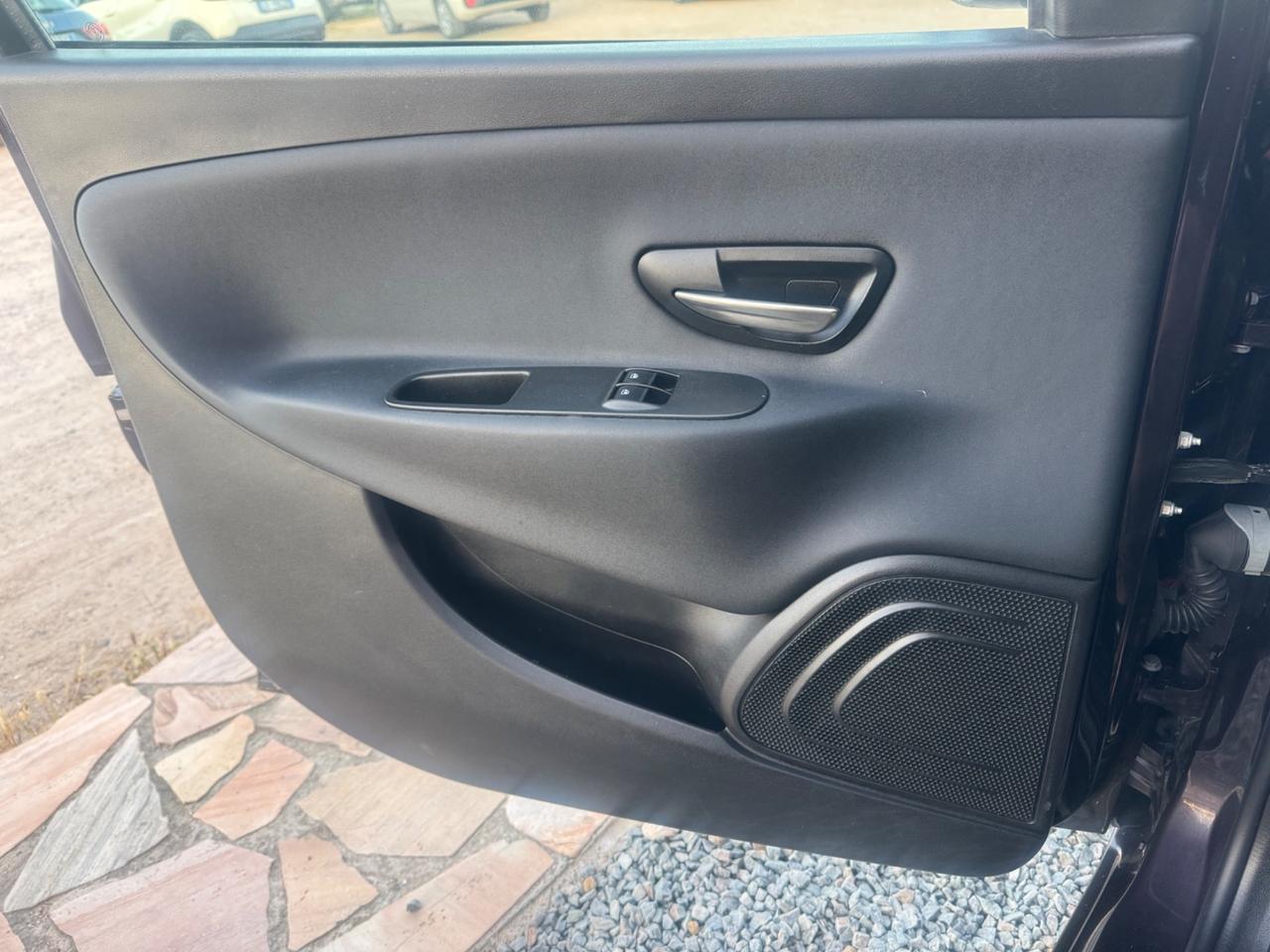 Lancia Ypsilon 1.2 69 CV 5 porte S&S Platinum