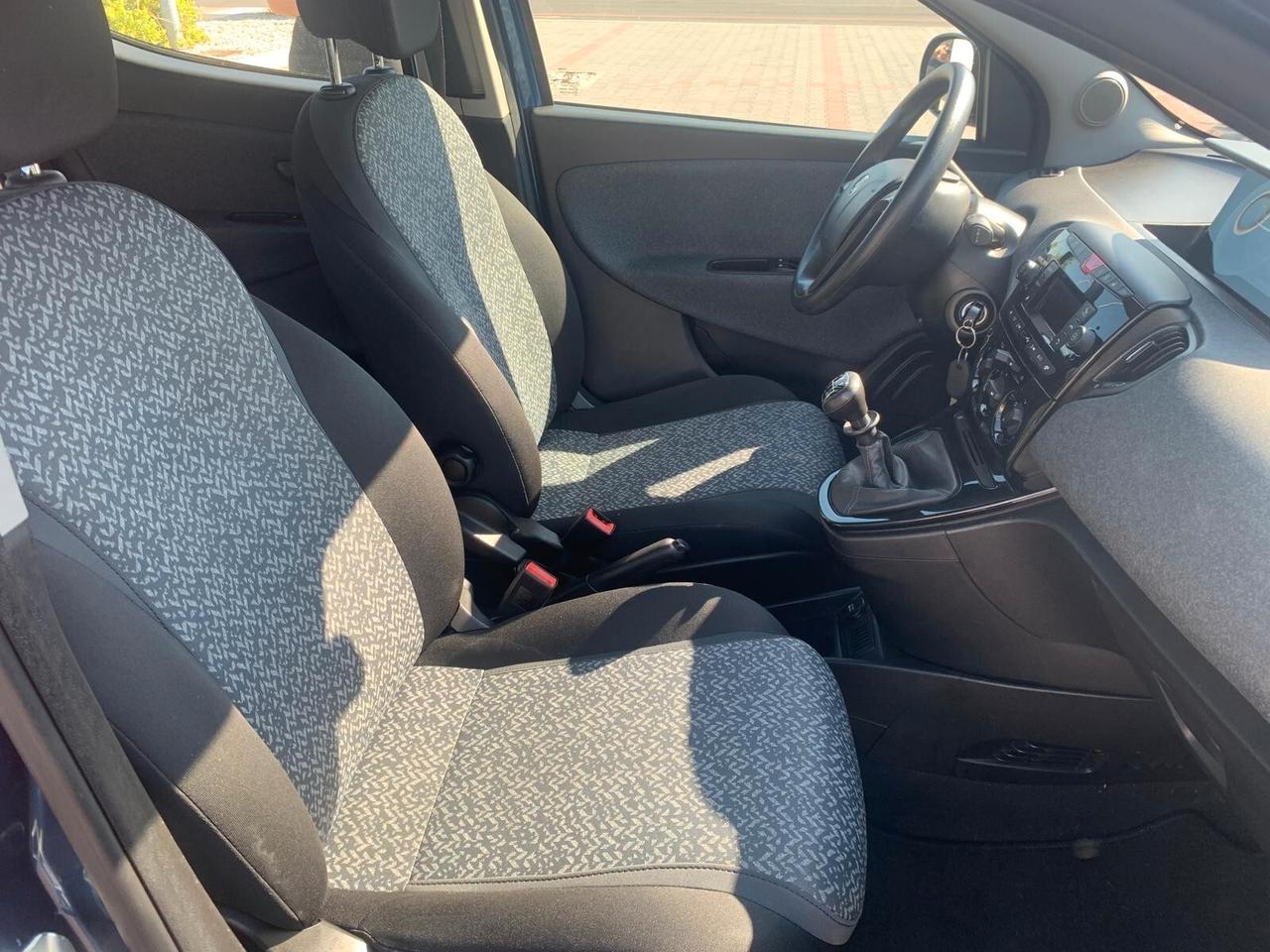 Lancia Ypsilon 1.0 FireFly 5 porte S&S Hybrid Ecochic Silver
