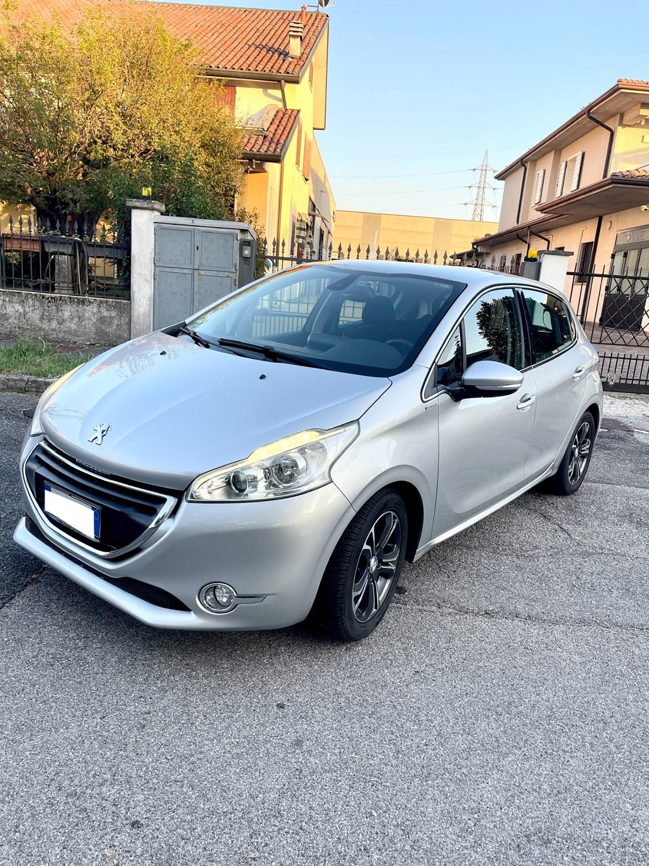 Peugeot 208 1.4 HDi 68 CV 5 porte Allure per Neopatentati 204