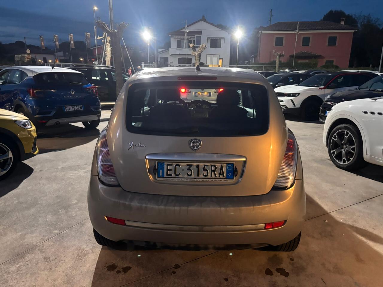 Lancia Ypsilon 1.3 MJT 75 CV Versus
