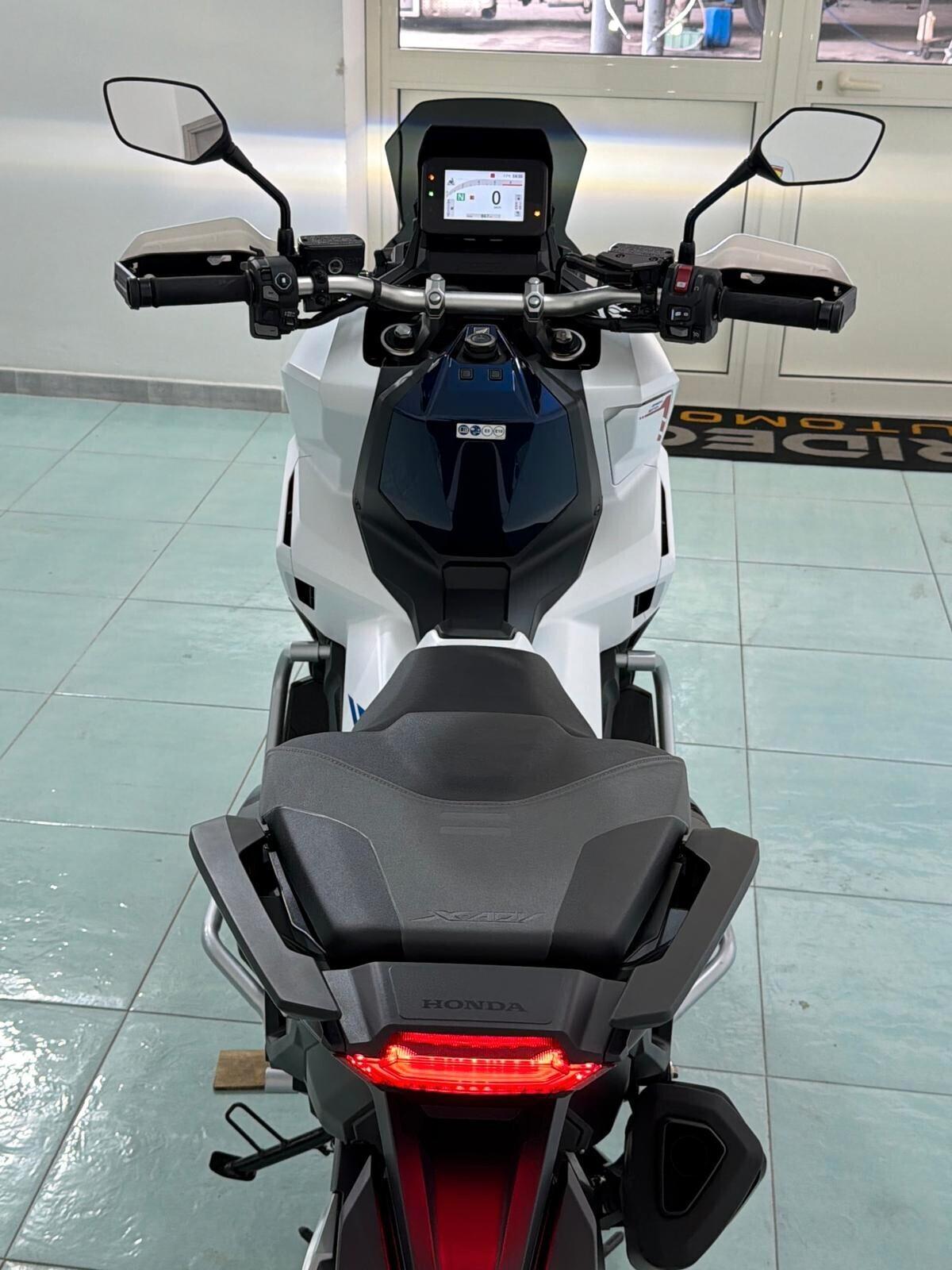 Honda X-ADV 750 travel edition