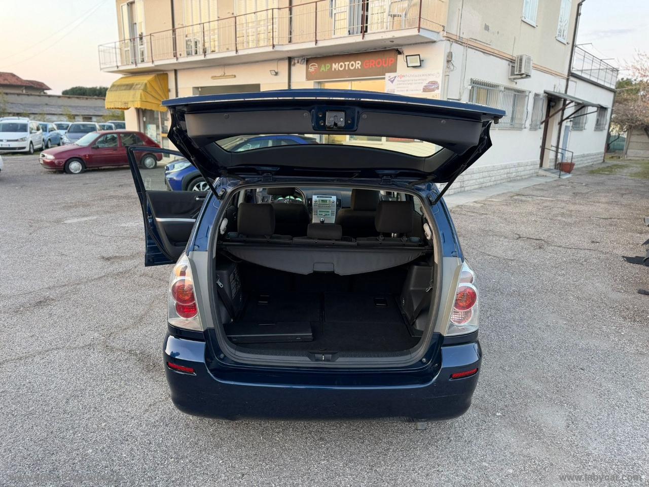 TOYOTA Corolla Verso 2.0 16V D-4D Sol 7 POSTI