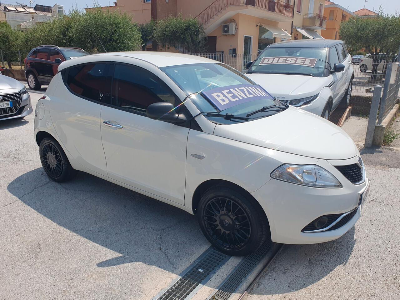Lancia Ypsilon 1.2 69 CV 5 porte Neopatentati 2016