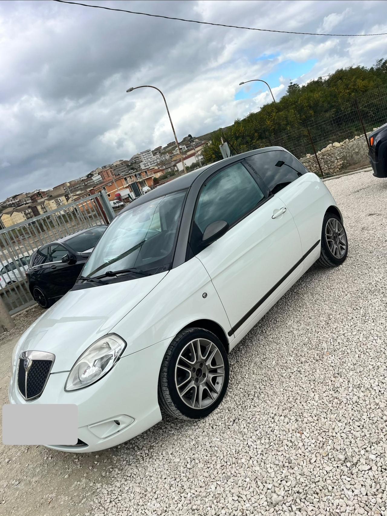 Lancia Ypsilon 1.3 MJT 90 CV DPF Sport MomoDesign