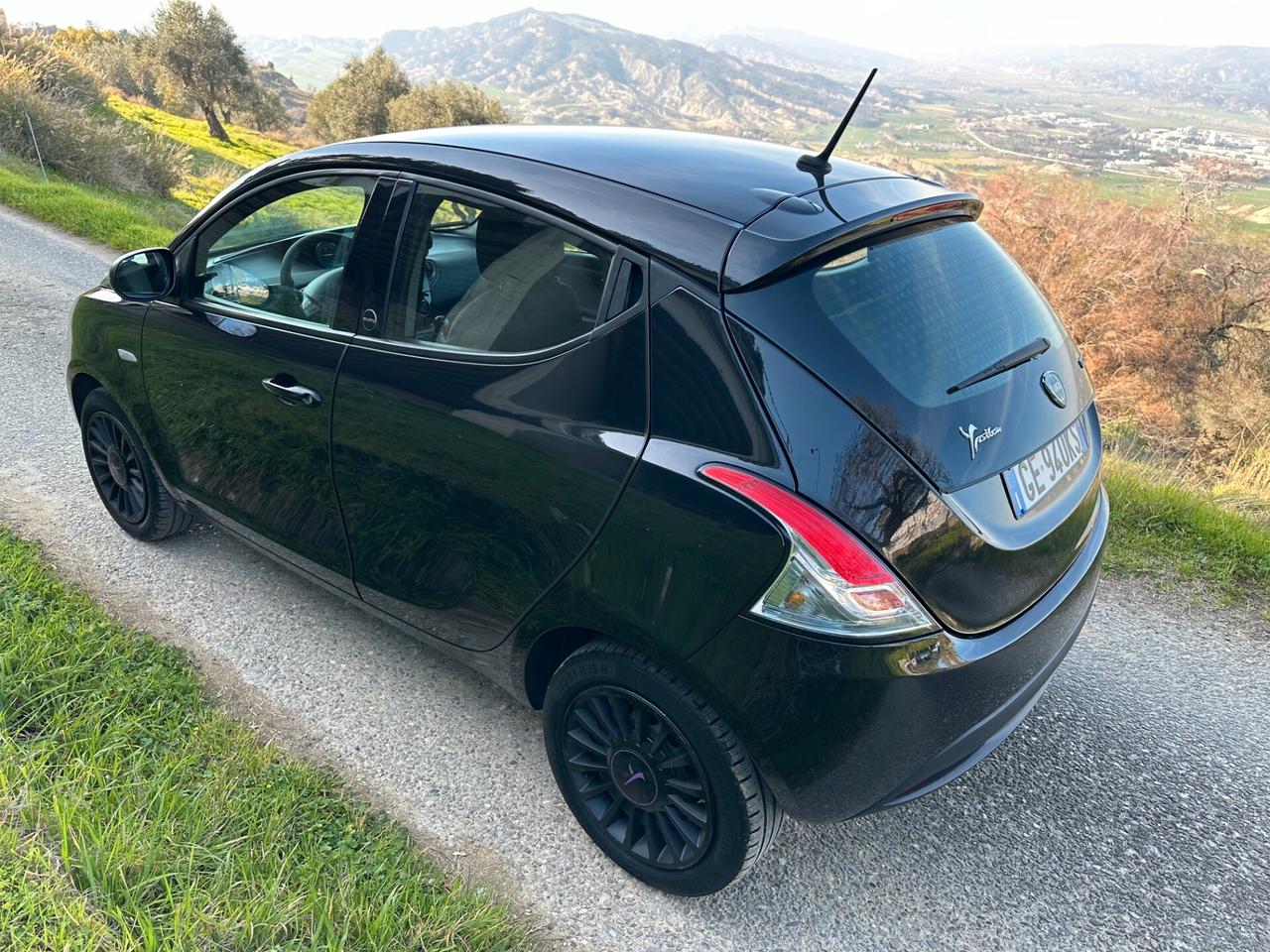 Lancia Ypsilon 1.0 FireFly 5 porte S&S Hybrid Ecochic Silver