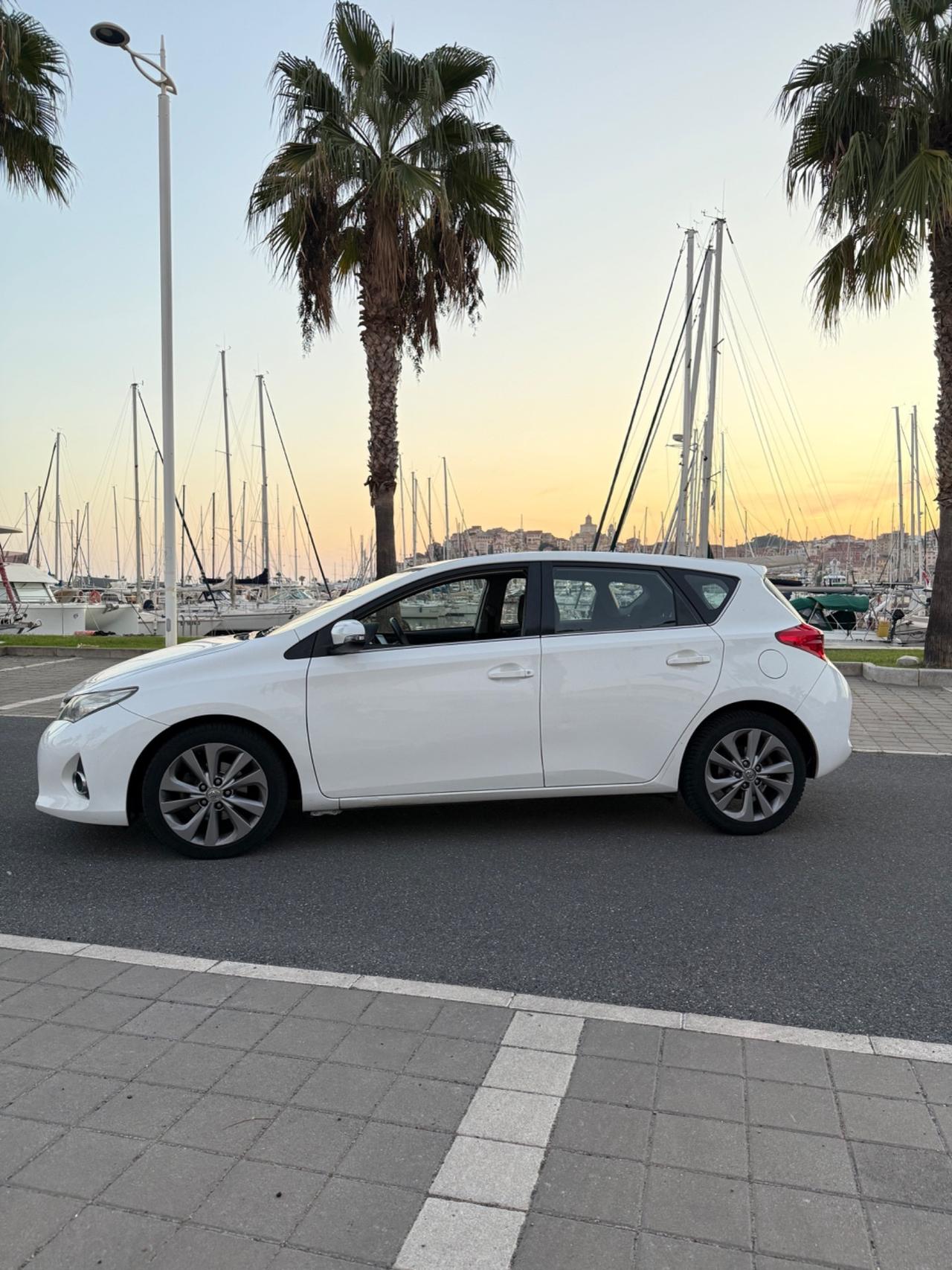 Toyota Auris Touring Sports 2.0 D-4D Lounge