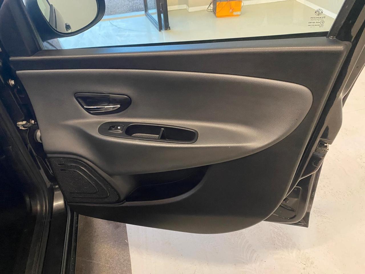 Lancia Ypsilon 1.2 69 CV 5 porte S&S Silver