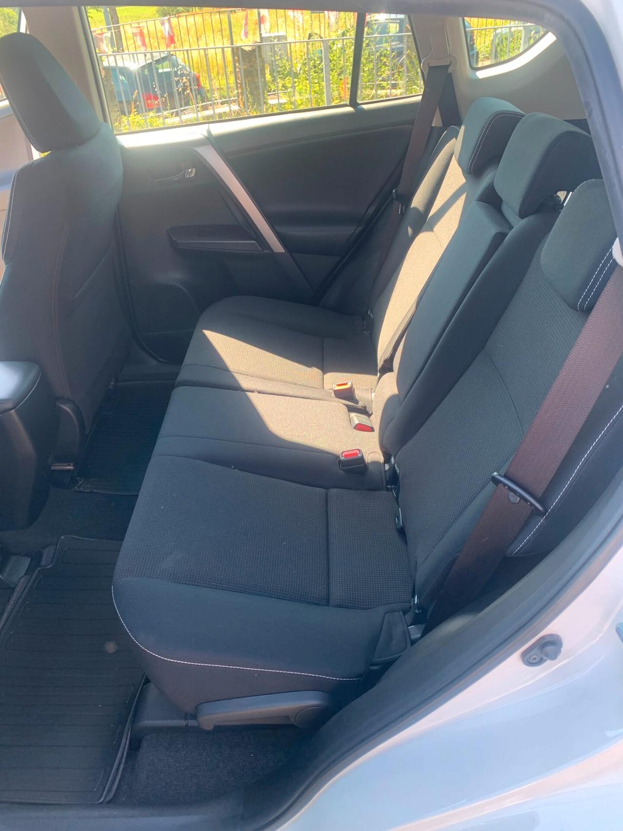 Toyota RAV 4-TDI 2R 107000 km-anno 2016-tagliandato-suv-sicuro spazioso in ottime condizioni