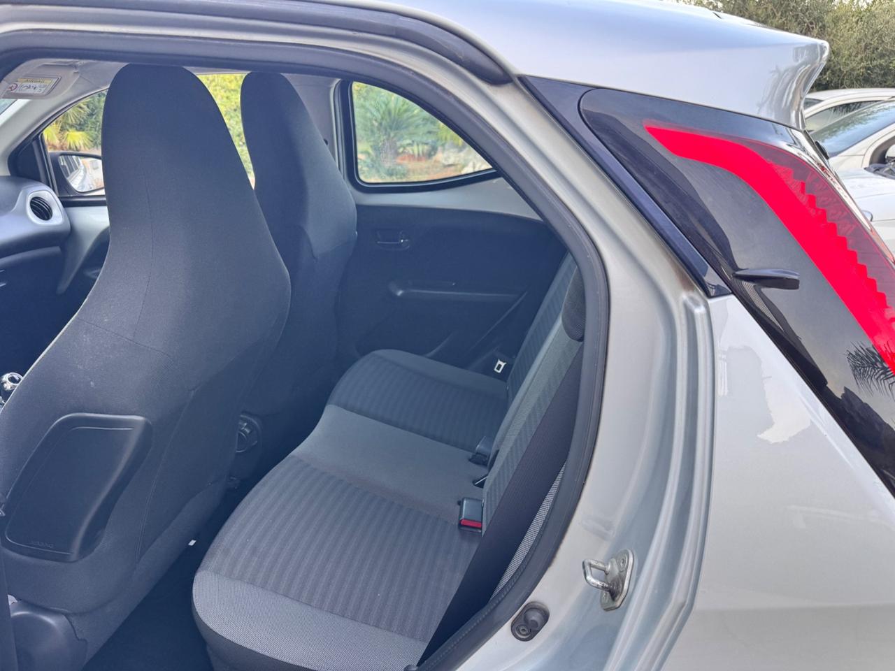Toyota Aygo 1.0 VVT-i 69 CV 5 porte x-business MMT