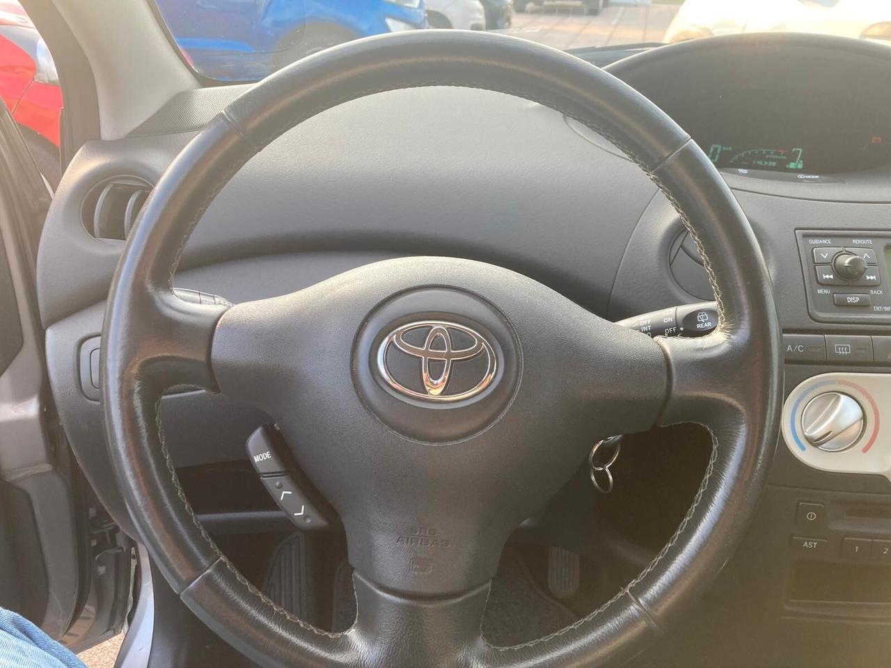 Toyota Yaris 1.3i 16V cat 5 porte Sol