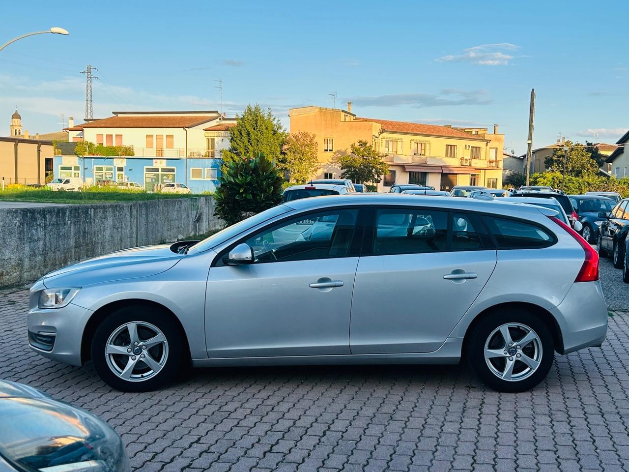Volvo V60 D2 R-design Momentum N1
