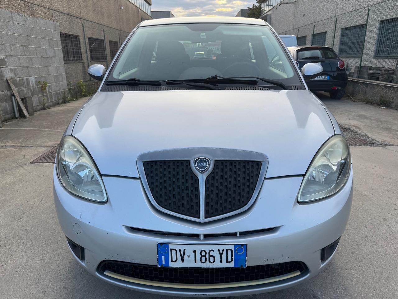 Lancia Ypsilon 1.4 16V Oro