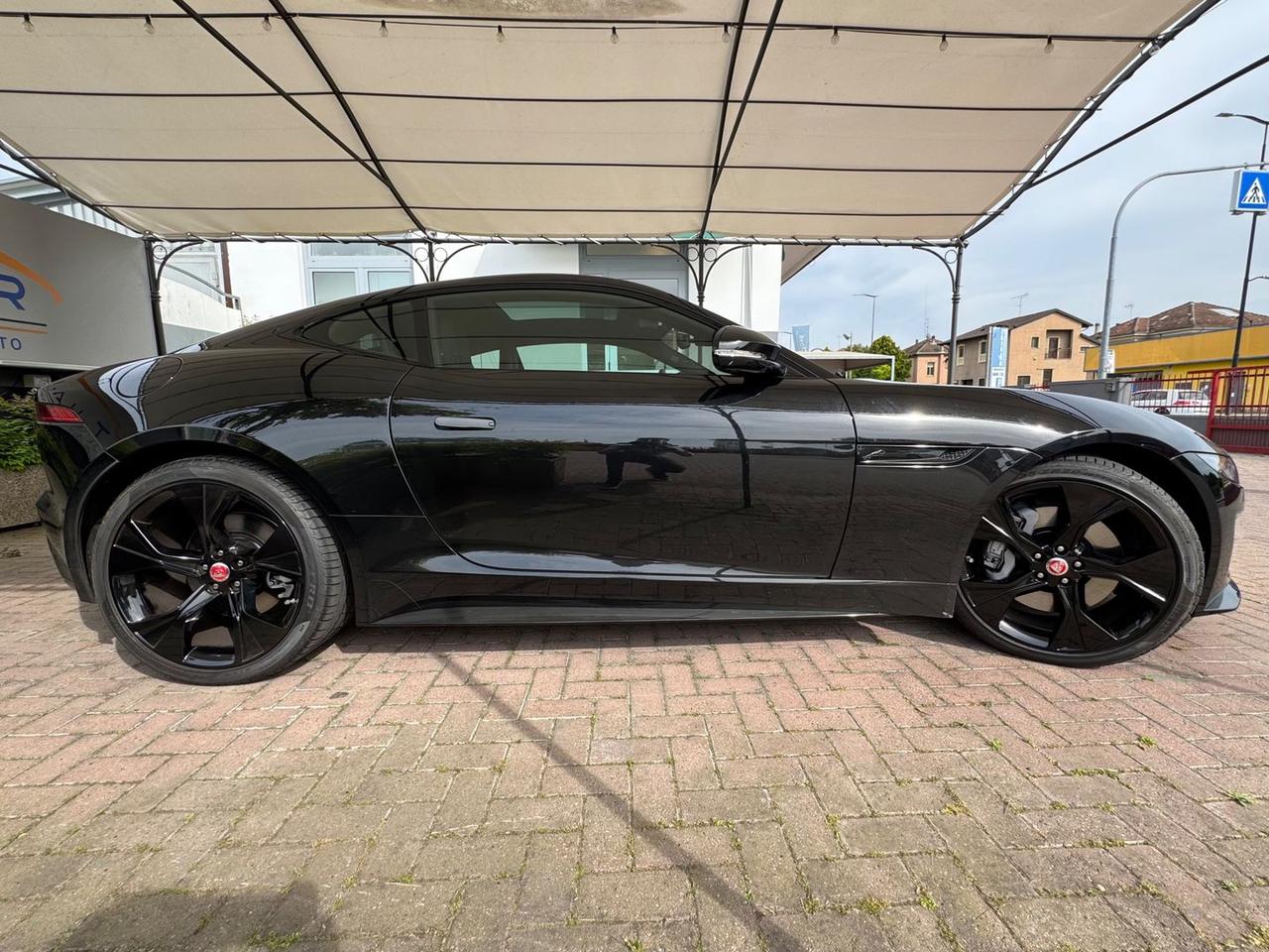 Jaguar F-Pace R-Dynamic Black 2.0 P 300