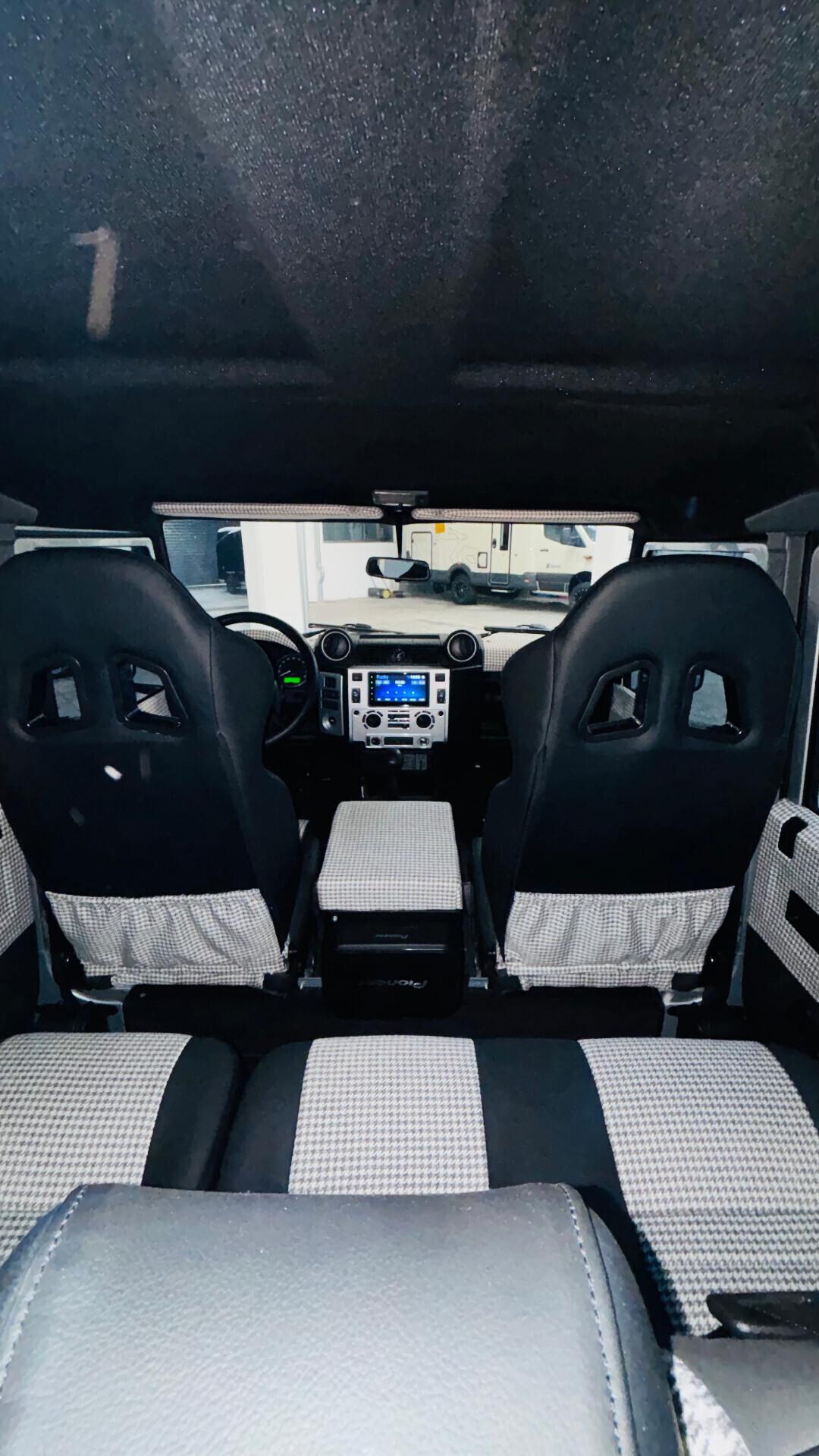 Land Rover Defender 110 (2009) – Edizione Custom Silver & Black