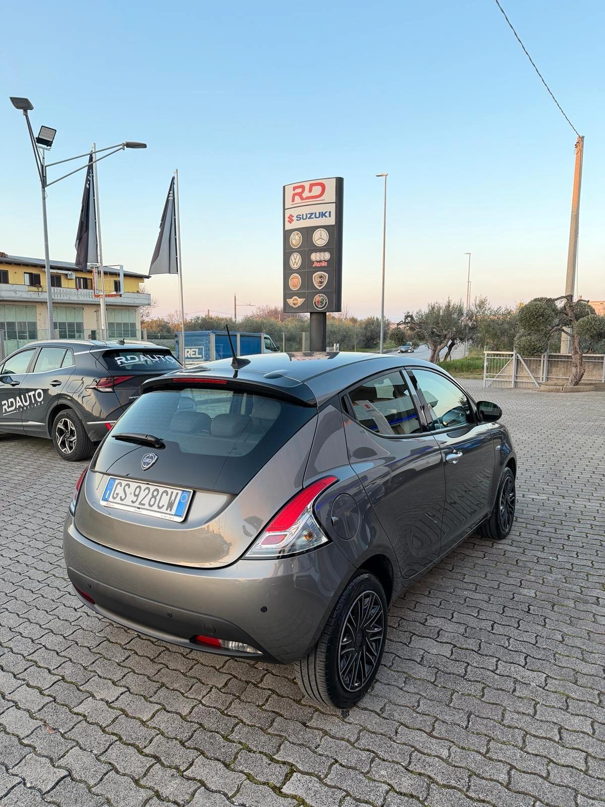 Lancia Ypsilon 1.0 FireFly 5 porte S&S Hybrid Silver