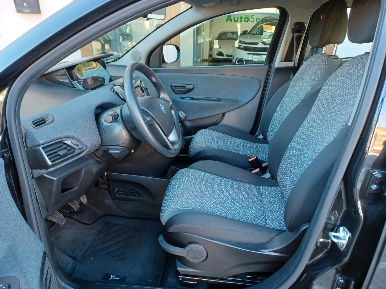 Lancia Ypsilon 1.0 Hybrid 70cv