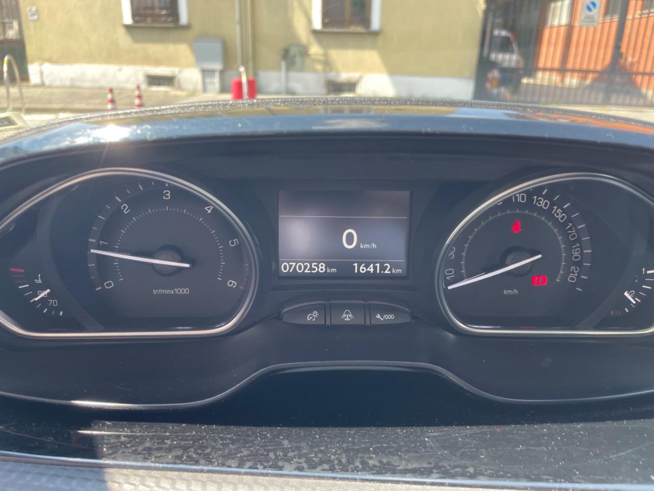 Peugeot 2008 1.6 e-HDi 115 CV Stop&Start Féline