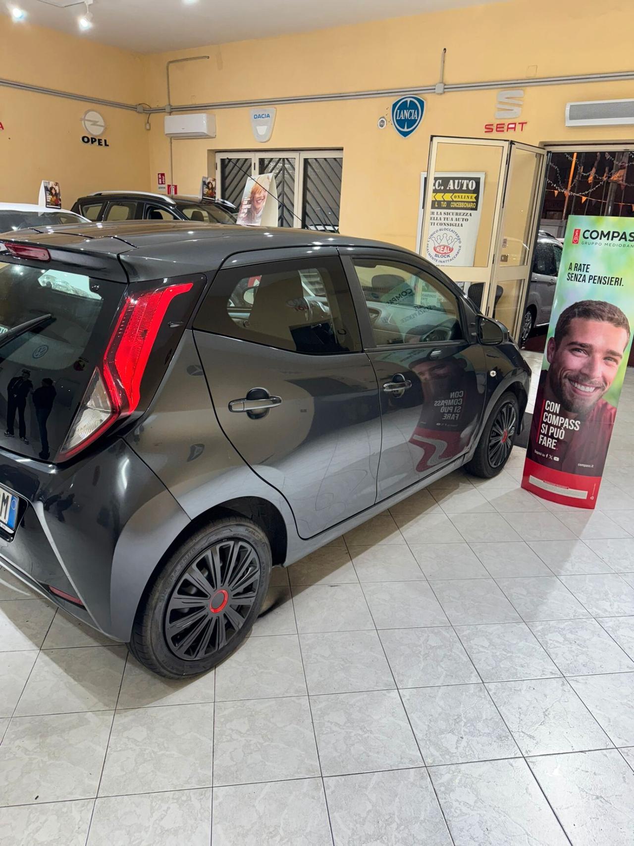 Toyota Aygo 1.0 VVT-i 72 CV 5 porte x-cite (motore con 80.000km con fattura)