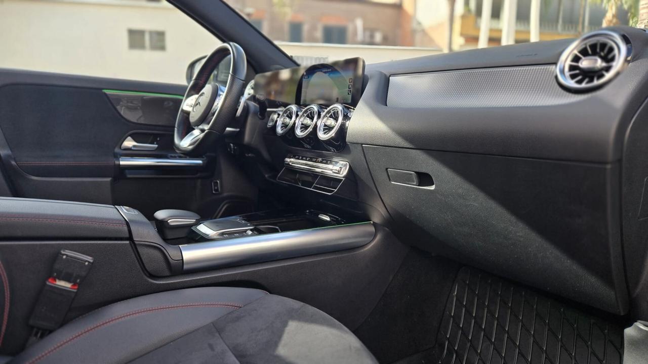 Mercedes-Benz GLA 180 d 1950 115CV Premium AMG auto Tetto Uff Italy Led USB