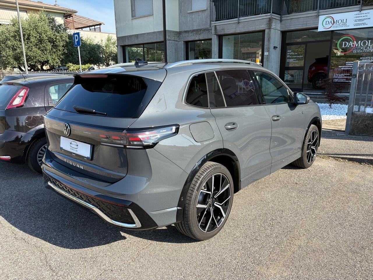 Volkswagen Tiguan VOLKSWAGEN TIGUAN 2.0 TDi R-LINE