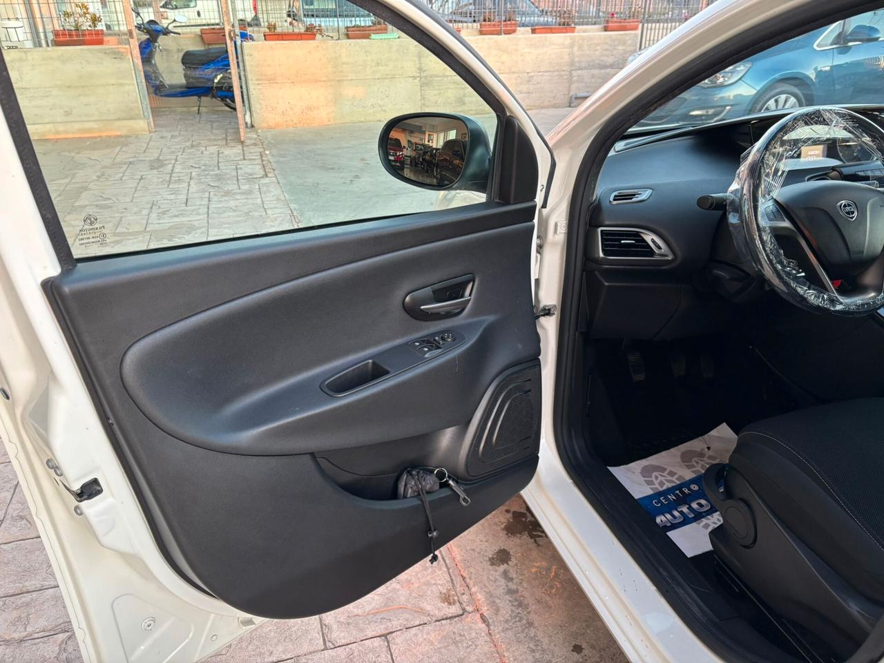 Lancia Ypsilon 1.2 69 CV 5 porte GPL Momo design