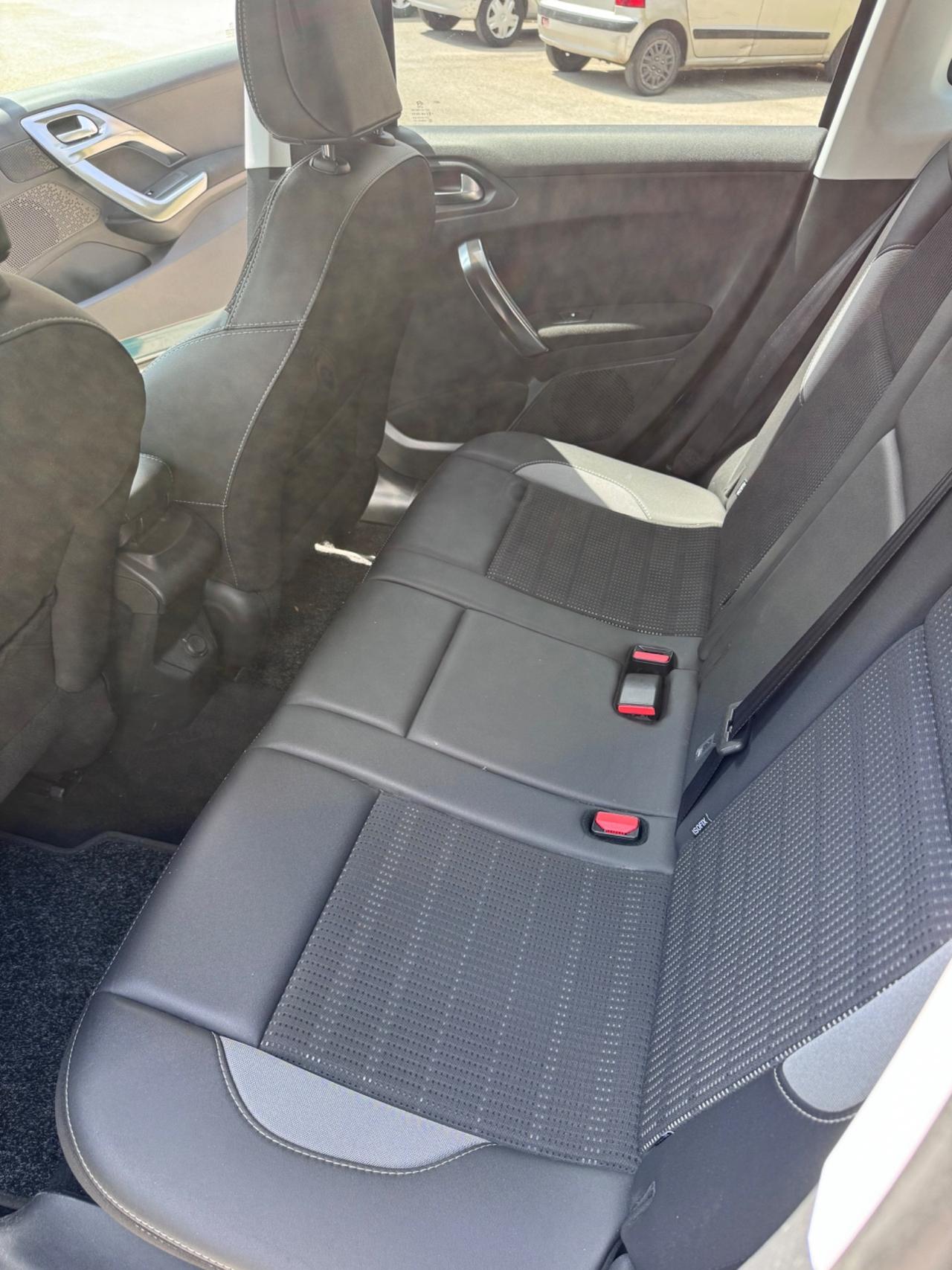 Peugeot 2008 BlueHDi 100 Allure